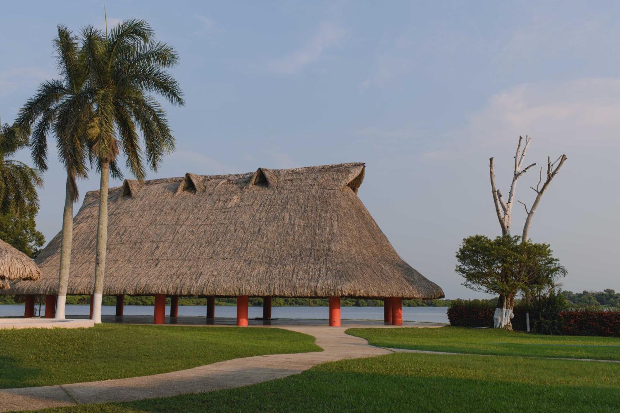 Hotel Terranova Coatzacoalcos Dış mekan fotoğraf A replica of a longhouse at the Lake of the Isles