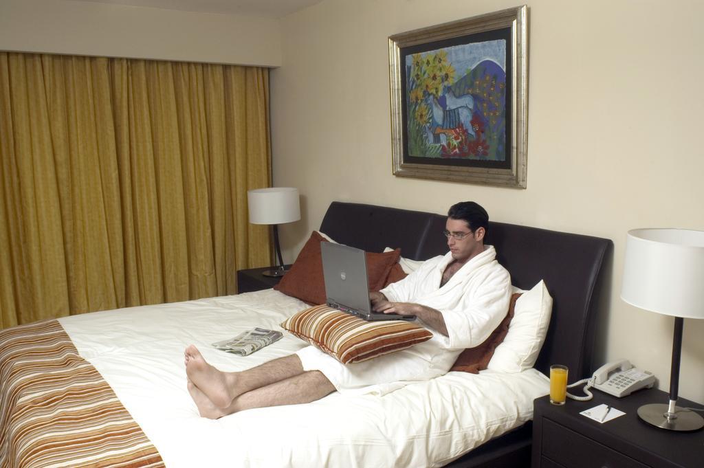Hotel Terranova Coatzacoalcos Oda fotoğraf A guest using a laptop in a hotel room